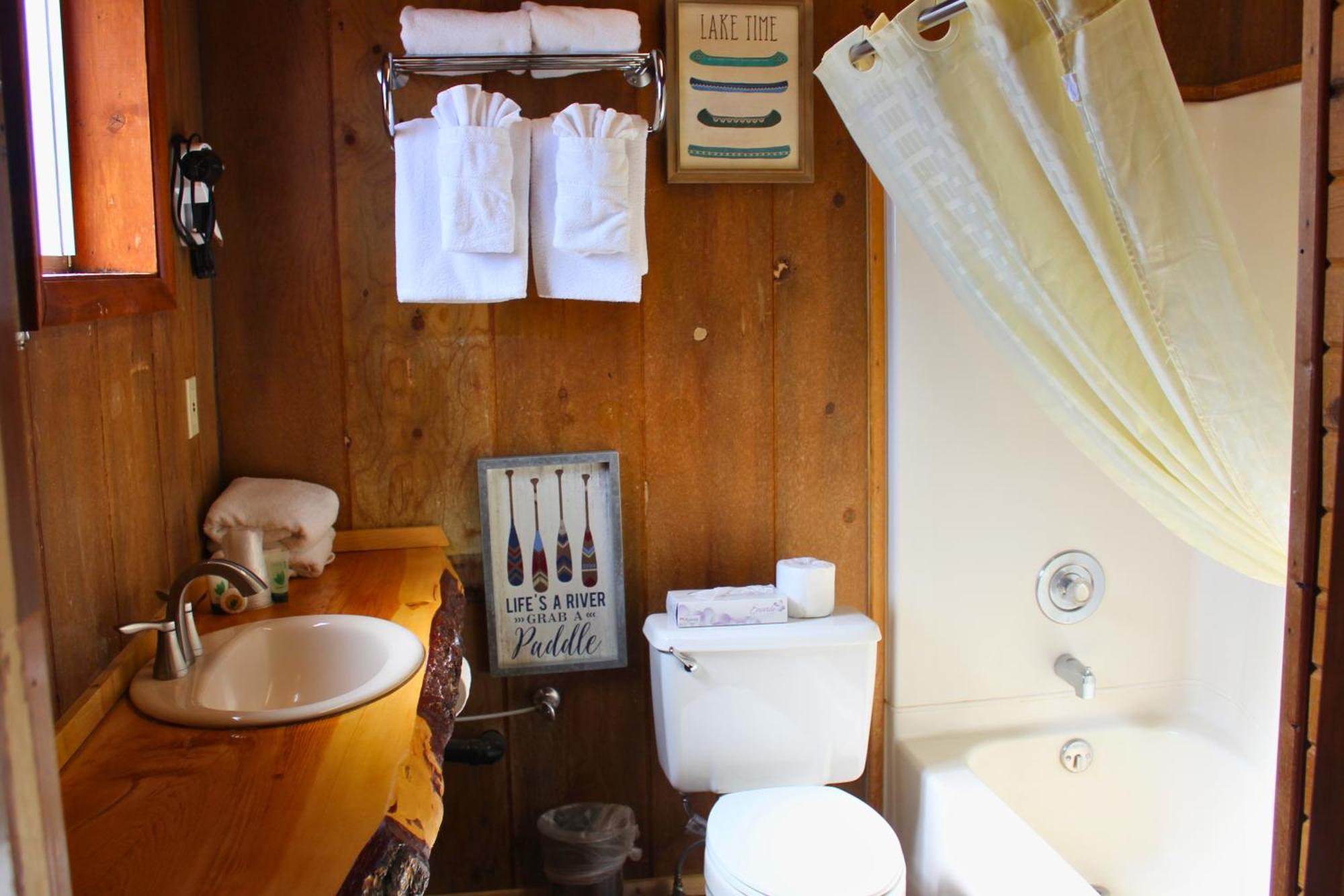 River Lodge Island Park Room photo