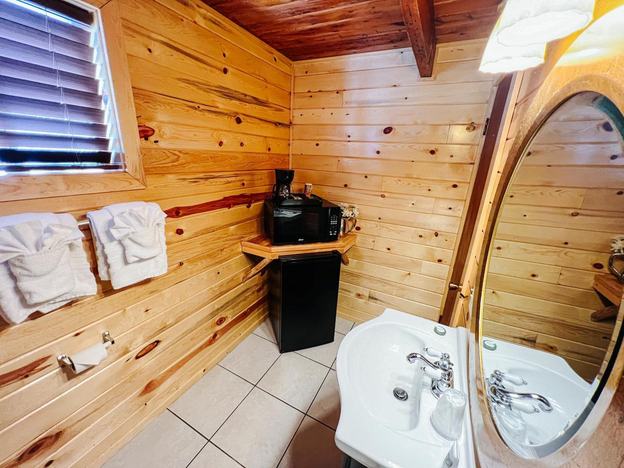 River Lodge Island Park Room photo