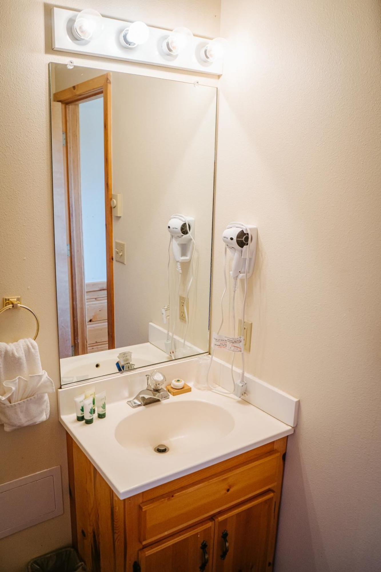 River Lodge Island Park Room photo