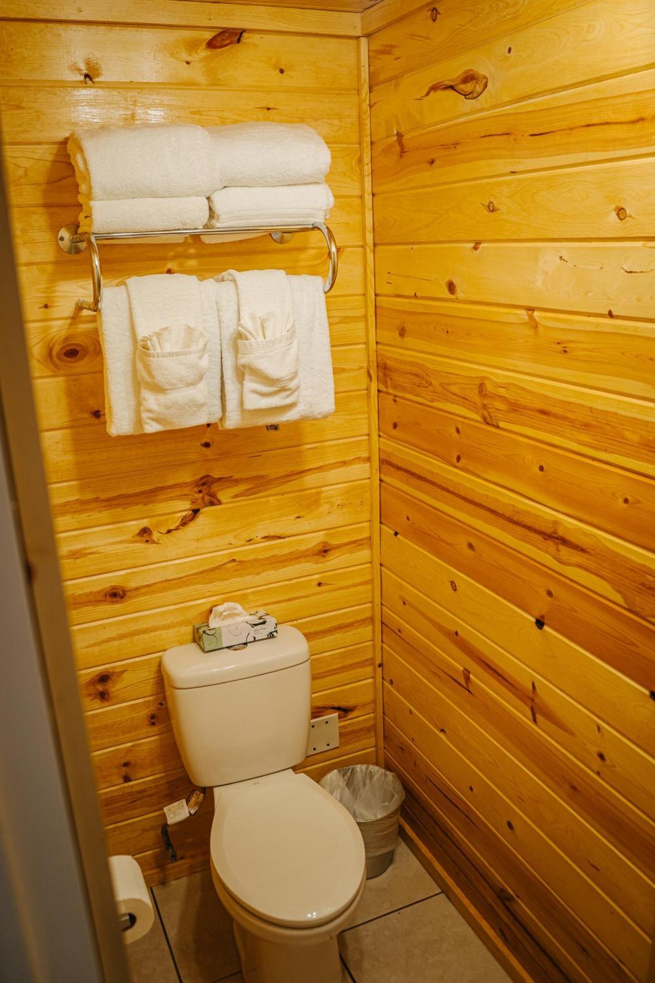 River Lodge Island Park Room photo